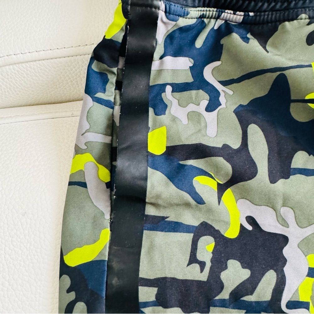 Fabletics FL2 men shorts with liner in Camo print and neon details - size Small - Picture 5 of 7